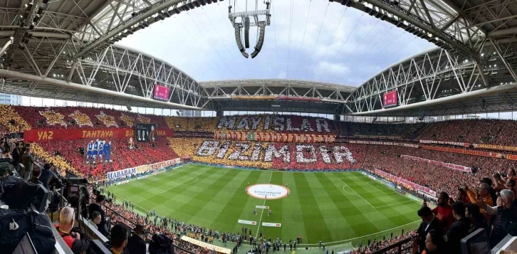 Galatasaray taraftarından derbi için koreografi
