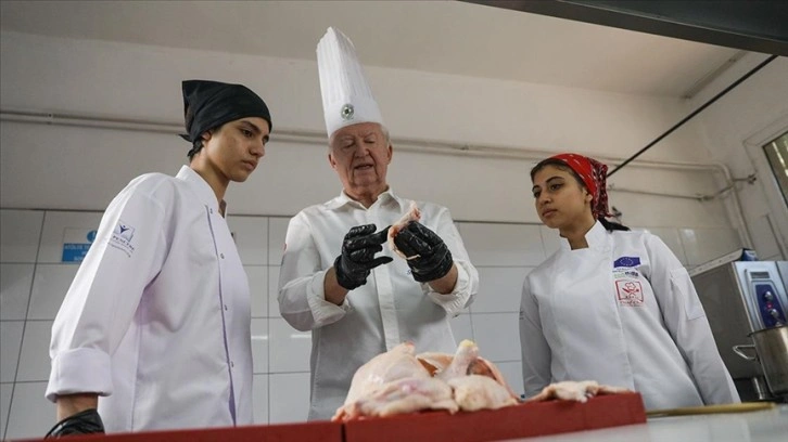 Studenti di gastronomia e uno chef tedesco sono entrati in cucina per una formazione culinaria per non udenti.