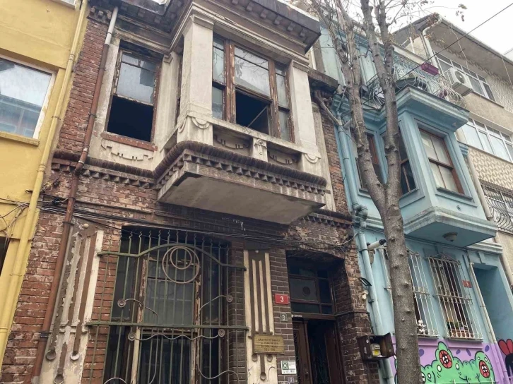 Gazeteci ve sanatçı Dr. İhsan Ünlüer’in Kadıköy’deki evi yandı