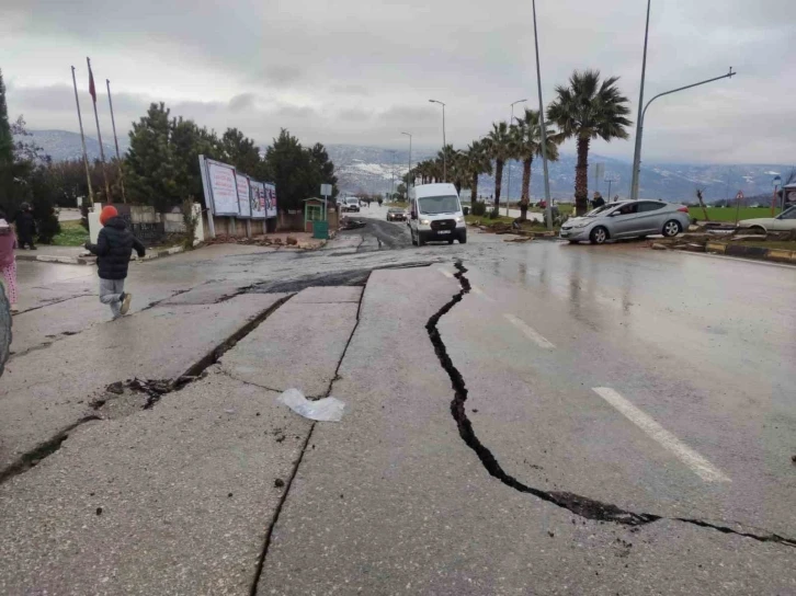 Gaziantep’te deprem sonrası hastanesi bahçesi ve yoldaki asfalt böyle ayrıldı