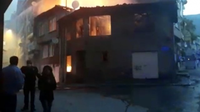 Gemlik'te bina alev alev yandı