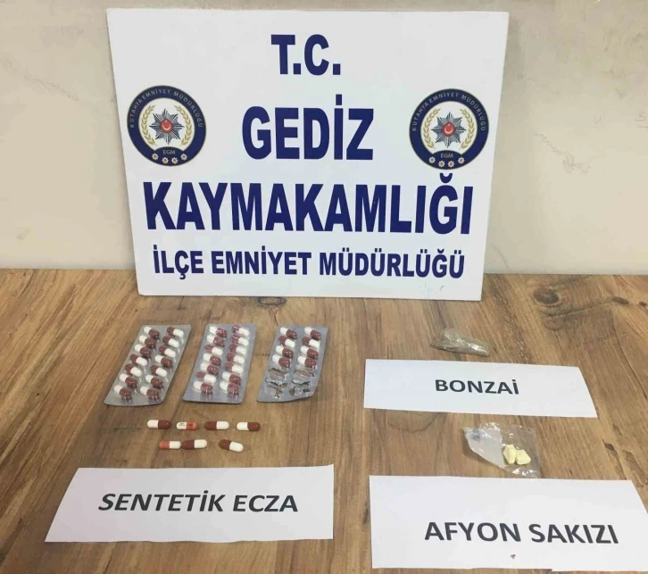 Gediz’de uyuşturucu ticareti yaptığı iddiasıyla 2 şüpheli tutuklandı
