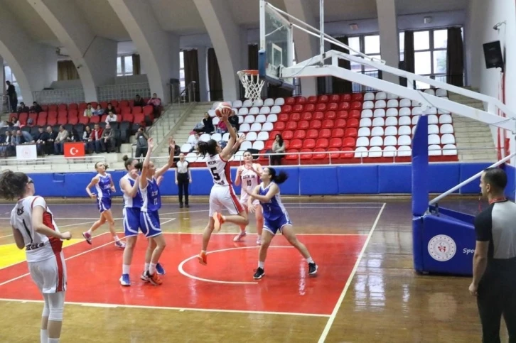 Gençlik Spor Müdürlüğü’nün kadın basketbol takımı ilk maçına çıktı
