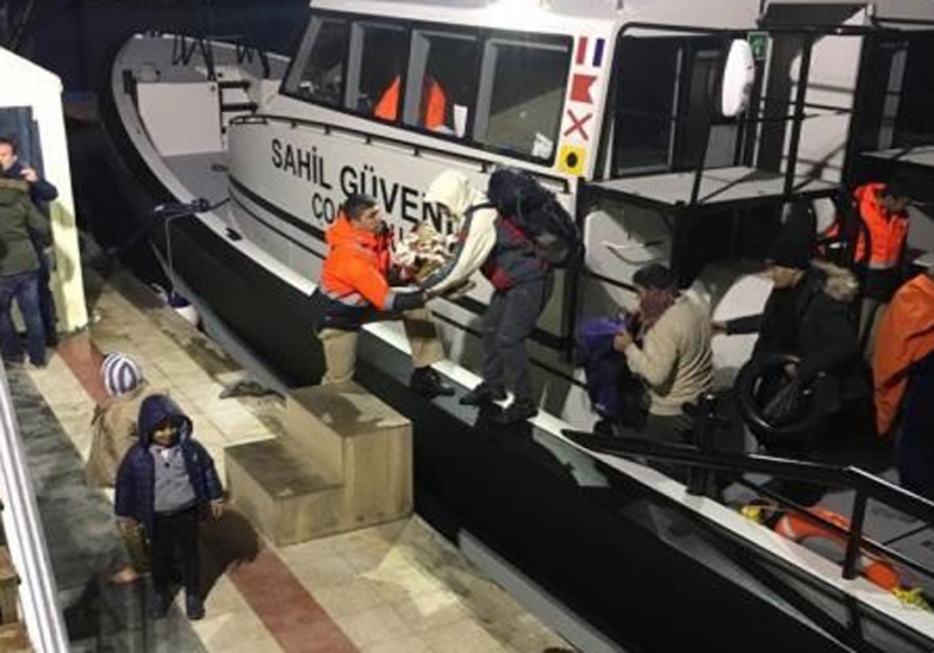 Çeşme'de lastik bottaki göçmenler kurtarıldı