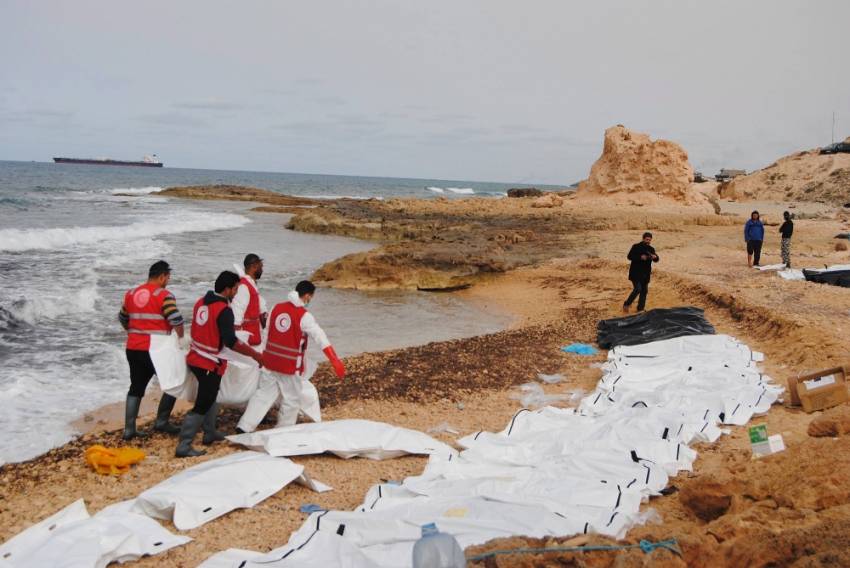74 göçmenin cesedi sahile vurdu