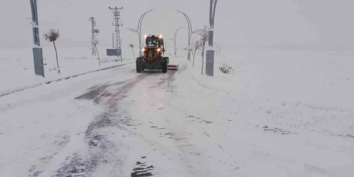 Gürpınar Belediyesi karla mücadele çalışmasını aralıksız sürdürüyor
