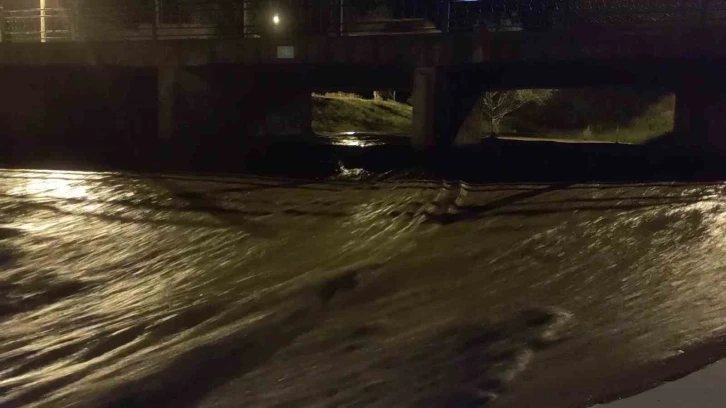 Gürün-Sivas yolunda sel nedeniyle ulaşım aksadı
