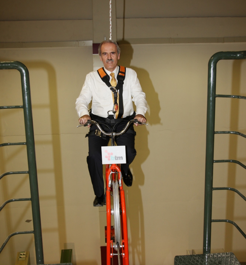 Başkan Altepe halat üstünde bisiklet sürdü