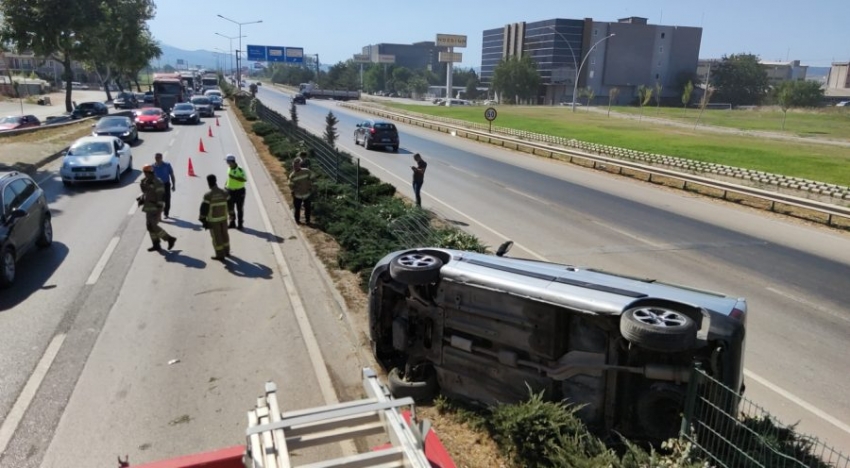 Bursa'da hafif ticari aracın sürücüsünün yaralandığı kaza kamerada