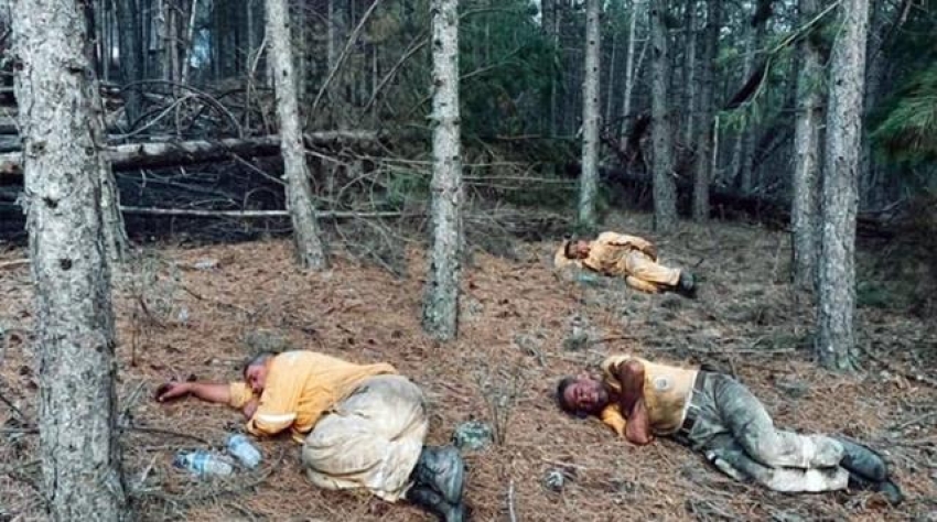 Orman işçileri yangını söndürdükleri bölgede toprak üstünde uyudu