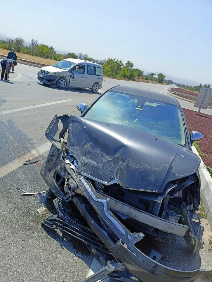 Hafif ticari araç ile otomobilin çarpıştığı kazada 6 kişi yaralandı
