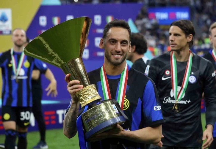 Hakan Çalhanoğlu, Serie A’da sezonun en iyi orta saha oyuncusu ödülüne aday gösterildi
