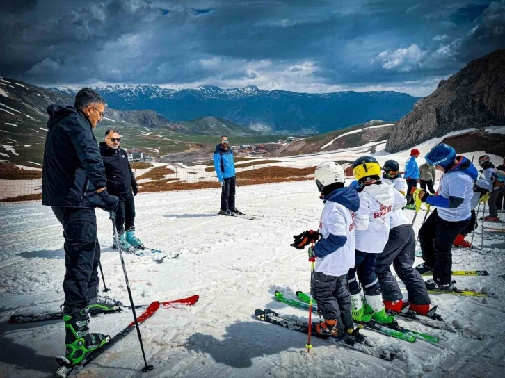 Hakkari’de mayıs ayında kayak yarışması düzenlendi
