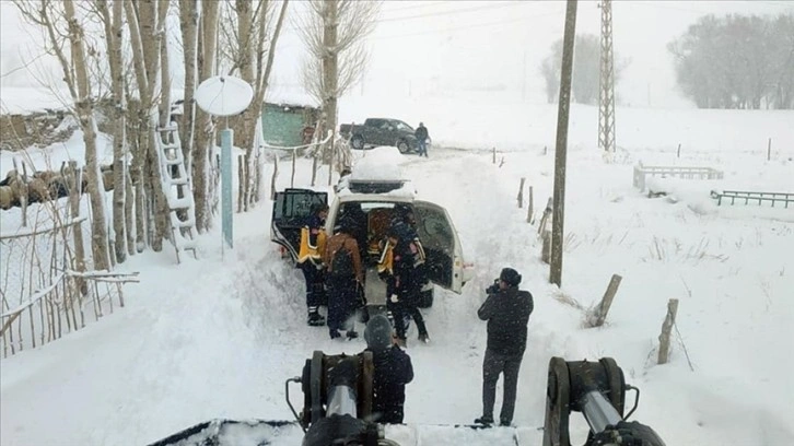 Hakkari'de yolu kapanan mezrada rahatsızlanan kadın ekiplerin çabasıyla hastaneye ulaştırıldı