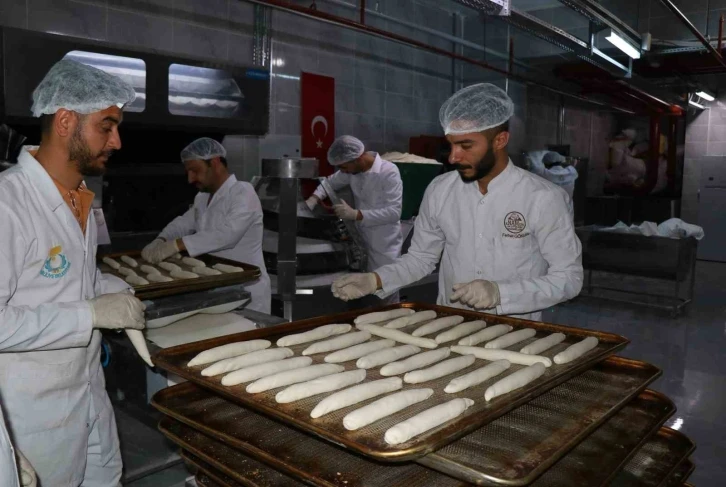 Haliliye Belediyesi ürettiği ekmekleri sofralara ulaştırıyor
