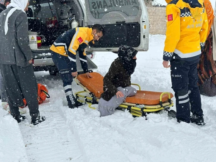 Yoğun kar yağışında paletli ambulanslar işbaşında