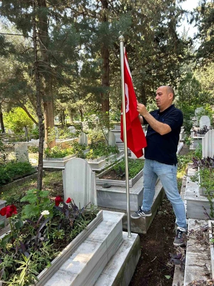 Hatay Büyükşehir Belediyesi şehit mezarında bayrak değişimi gerçekleştirdi
