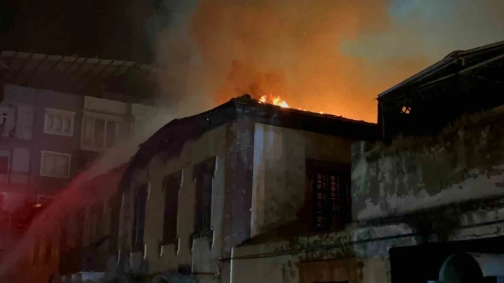 Hatay’da 200 yıllık tarihi bina çıkan yangında kül oldu
