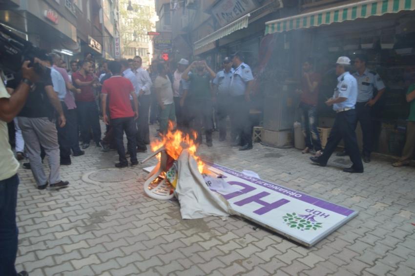 Bursa'da HDP tabelası ve bayrağı yaktılar