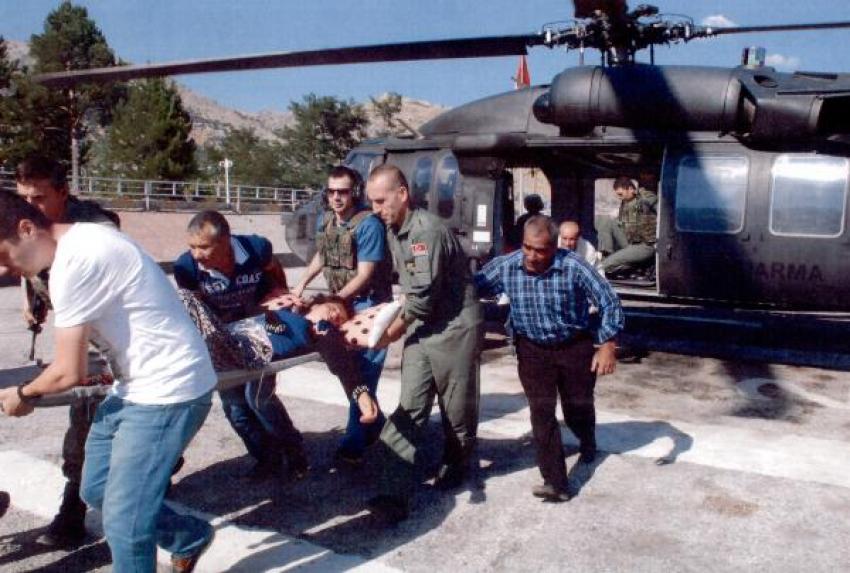 Yaylada hastalanan kadın askeri helikopterle alındı