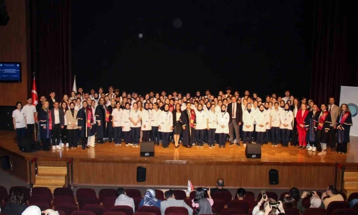 Uludağ Üniversitesi'nde hemşirelik adayları beyaz üniformalarını giydi
