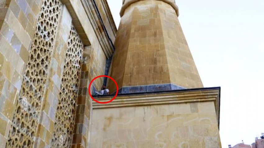 Hırsız minarede mahsur kaldı
