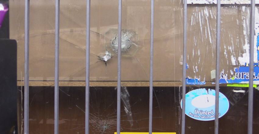 Hırsızlar ’kurşun geçirmez’ denilen camı tekmeyle kırdı