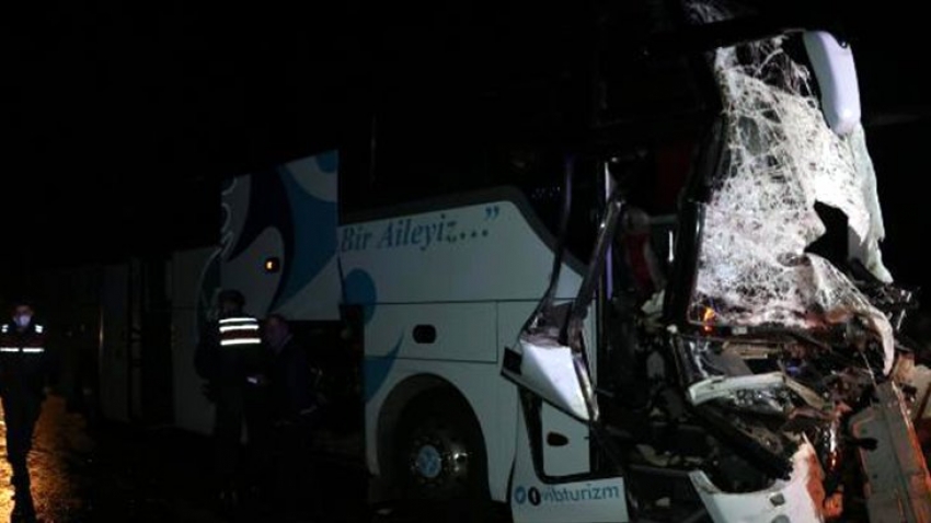 Yolcu otobüsü ile TIR çarpıştı: 12 yaralı