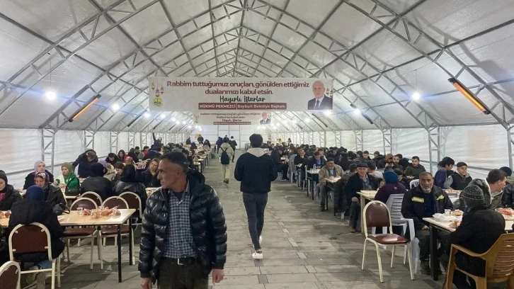 İftar çadırında yüzlerce vatandaş orucunu açtı
