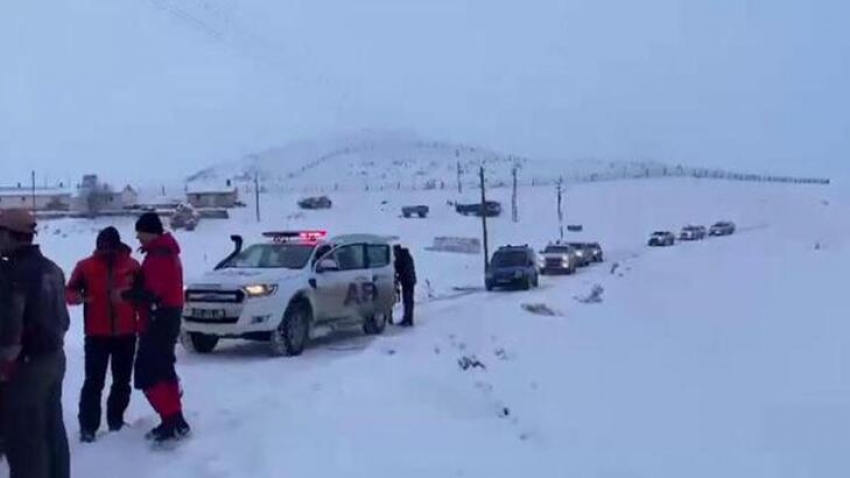 Horosan'da çığ düştü; 2 kişi kar altında kaldı