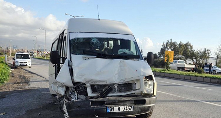 İki yolcu minibüsü çarpıştı: 6 yaralı