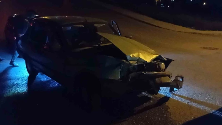 İki otomobilin çarpıştığı kazada 3 kişi yaralandı
