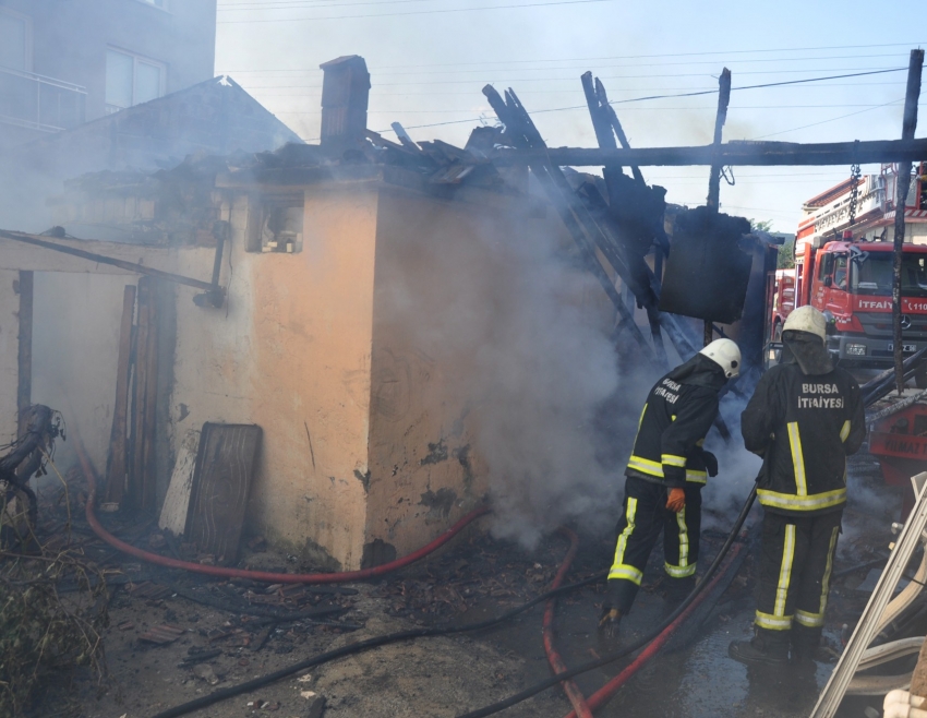 Bursa'da yangın evi kül etti