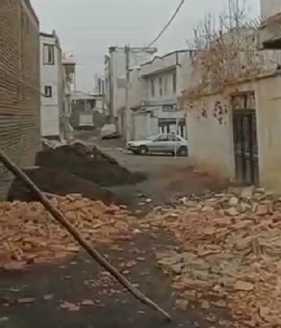 İran’daki depremden etkilenen Azerbaycan Türkleri yardım bekliyor
