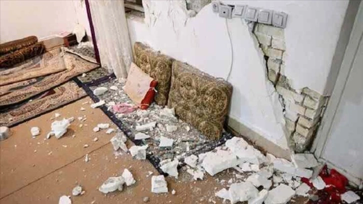İran'da 5,8 büyüklüğündeki depremde 3 bin 500 ev hasar gördü