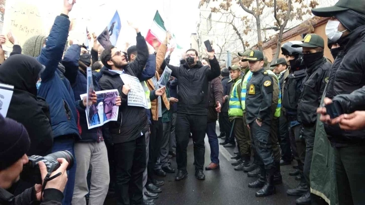 İranlı öğrencilerinden protesto