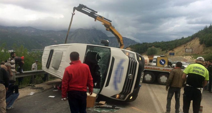Isparta’da yolcu minibüsü ile kamyon çarpıştı: 18 yaralı