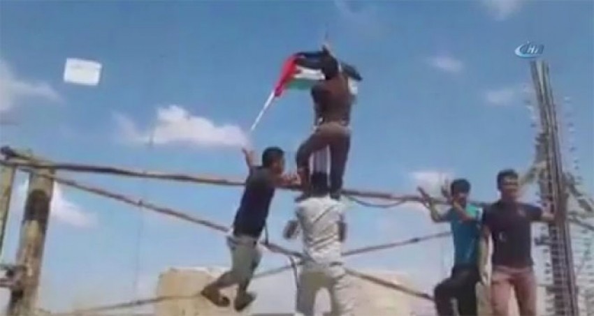 İsrail'in askeri kapısına, Filistin bayrağını astılar