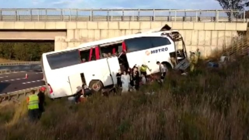Yolcu otobüsü kaza yaptı: 5 ölü 25 yaralı!