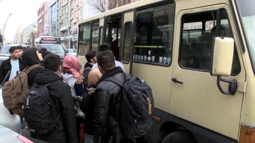 Suriyeliler Türkiye'den gitmek için minibüs ve taksiler tutuyor