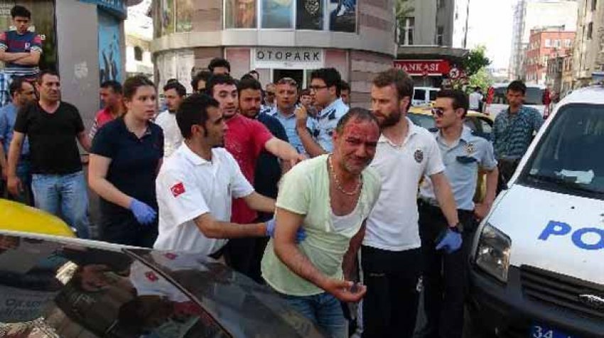 İstanbul'un göbeğinde öldüresiye dövdüler