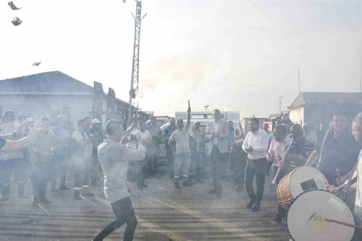 Bursa'da işçiler zam kararını davul zurna ile kutladı