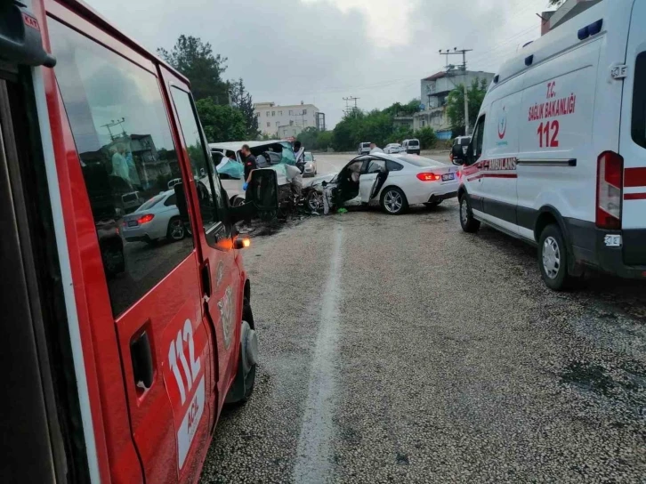 İşçileri taşıyan minibüs ile otomobil çarpıştı: 1 ölü 10 yaralı