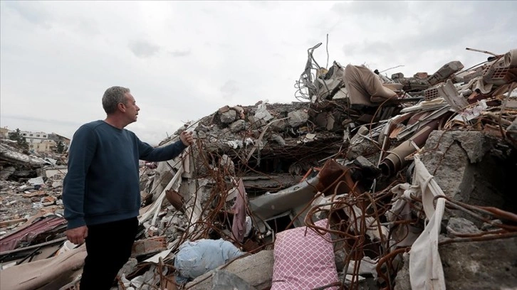 İskenderunlu depremzede ailesiyle kurtulduğu enkazı görünce duygulandı