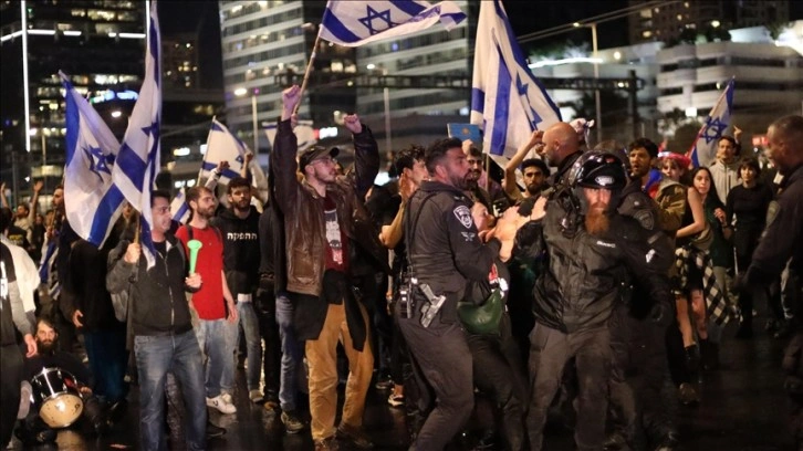 İsrailliler Netanyahu’nun erteleme kararına rağmen “yargı reformu” protestolarına devam etti