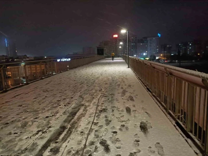 İstanbul’da beklenen kar yağışı başladı
