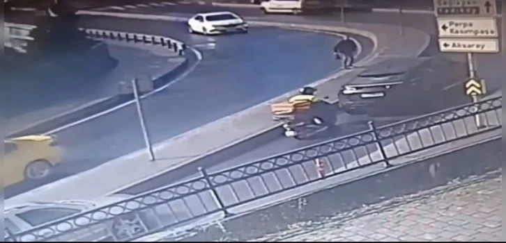 İstanbul’da lüks araçla ’navigasyon’ kazası kamerada: Kuryeye 300 euro verip kaçtılar
