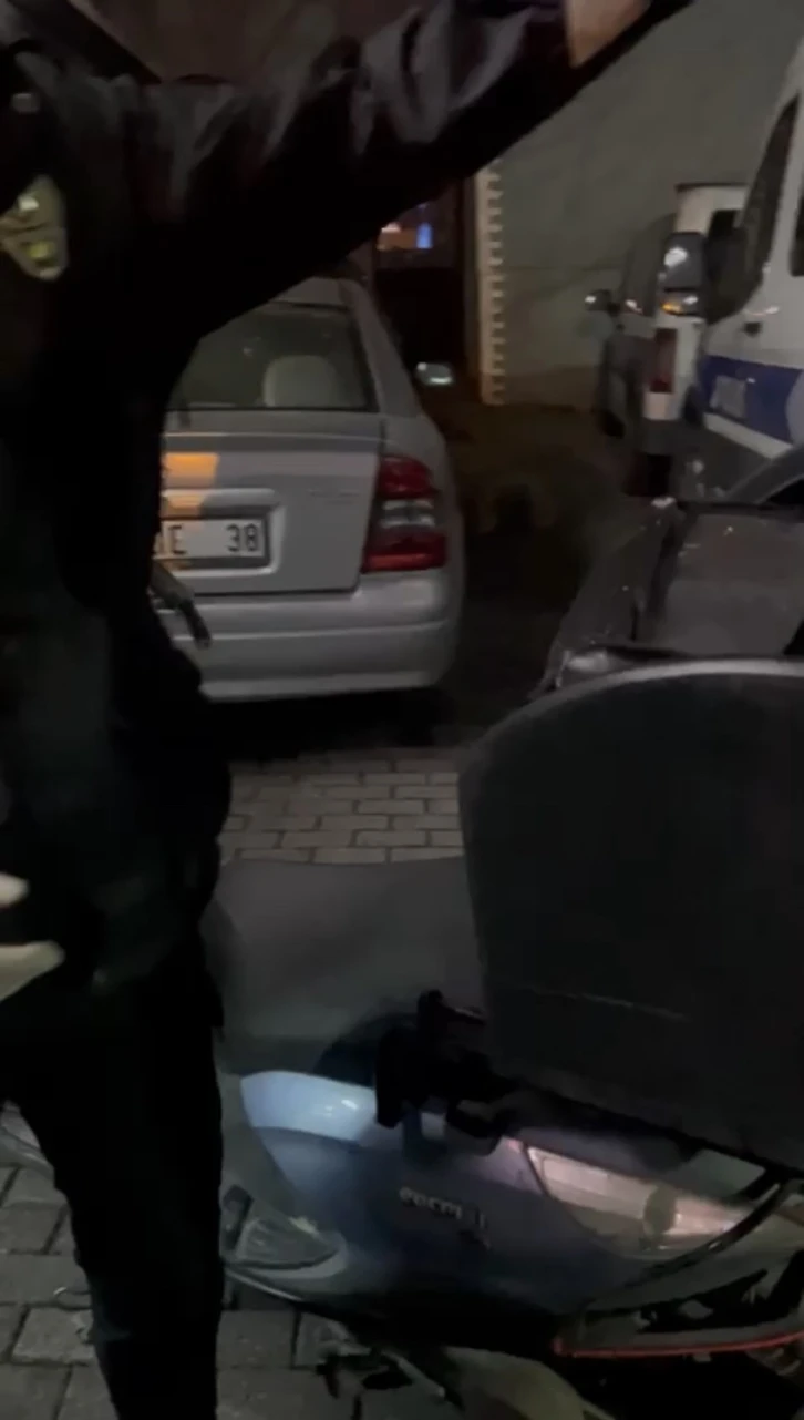 İstanbul’da motokurye sepetinde uyuşturucu ticareti: Koku önleyici paket kullanmış
