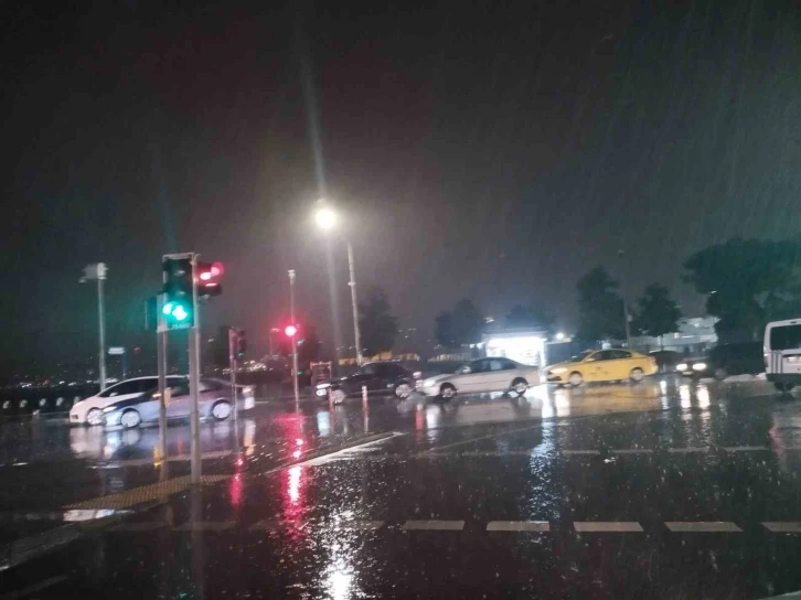 İstanbul’da sağanak yağış başladı
