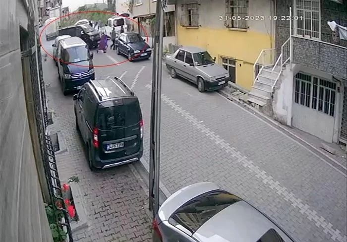 İstanbul’da sokağa girmeye çalışan araç 1’i çocuk 3 kişiyi altına alarak ezdi: O anlar kamerada
